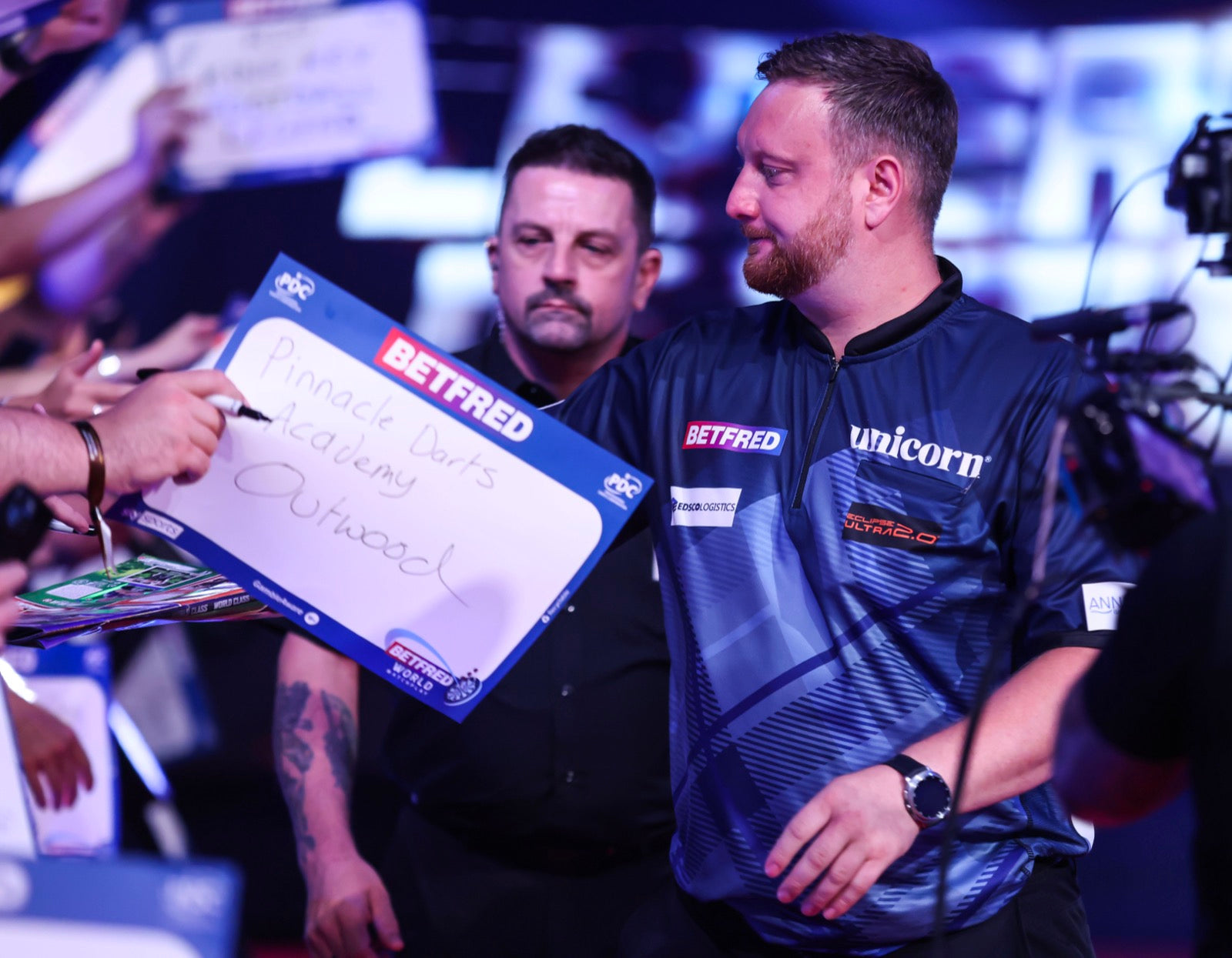 Cameron Menzies signing autographs for fans at the 2026 World Matchplay in Blackpool