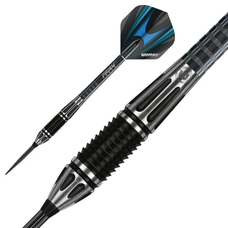 Winmau Majestic 90% tungsten dart – macro of Ripsaw angle-cut grip on short torpedo barrel with black-blue flight